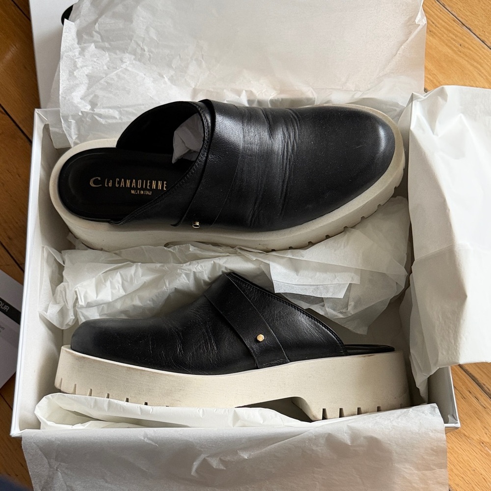 La Canadienne Black and Cream women’s Loafers